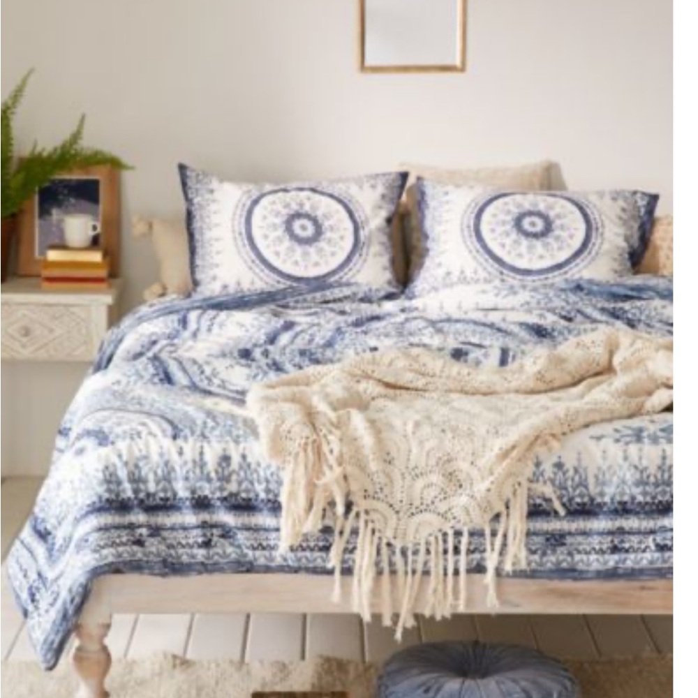 Urban Outfitters Plum & Bow Effie Medallion Comforter and Sham Set- Full/Queen